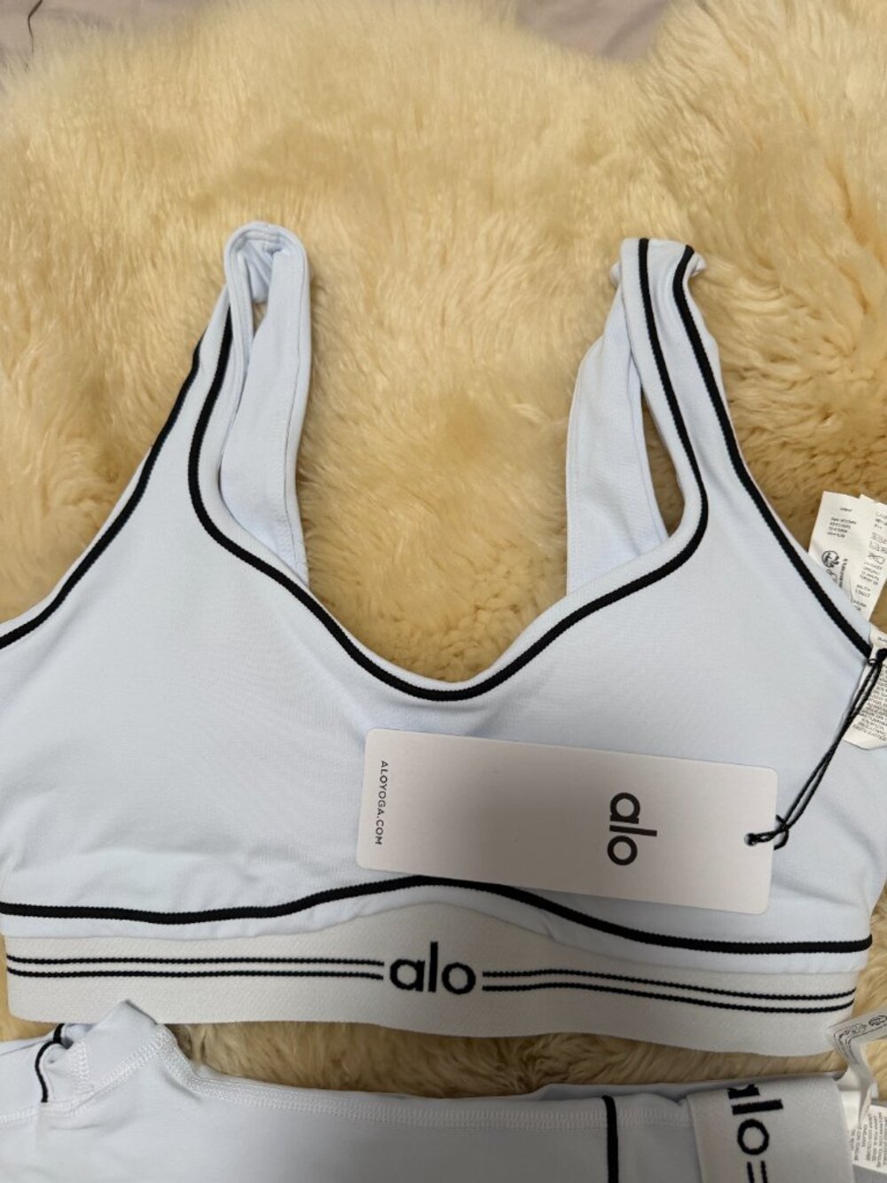 ALO Yoga Set Airbrush Heart Throb Bra With Legging Size Small - Picture 2 of 7